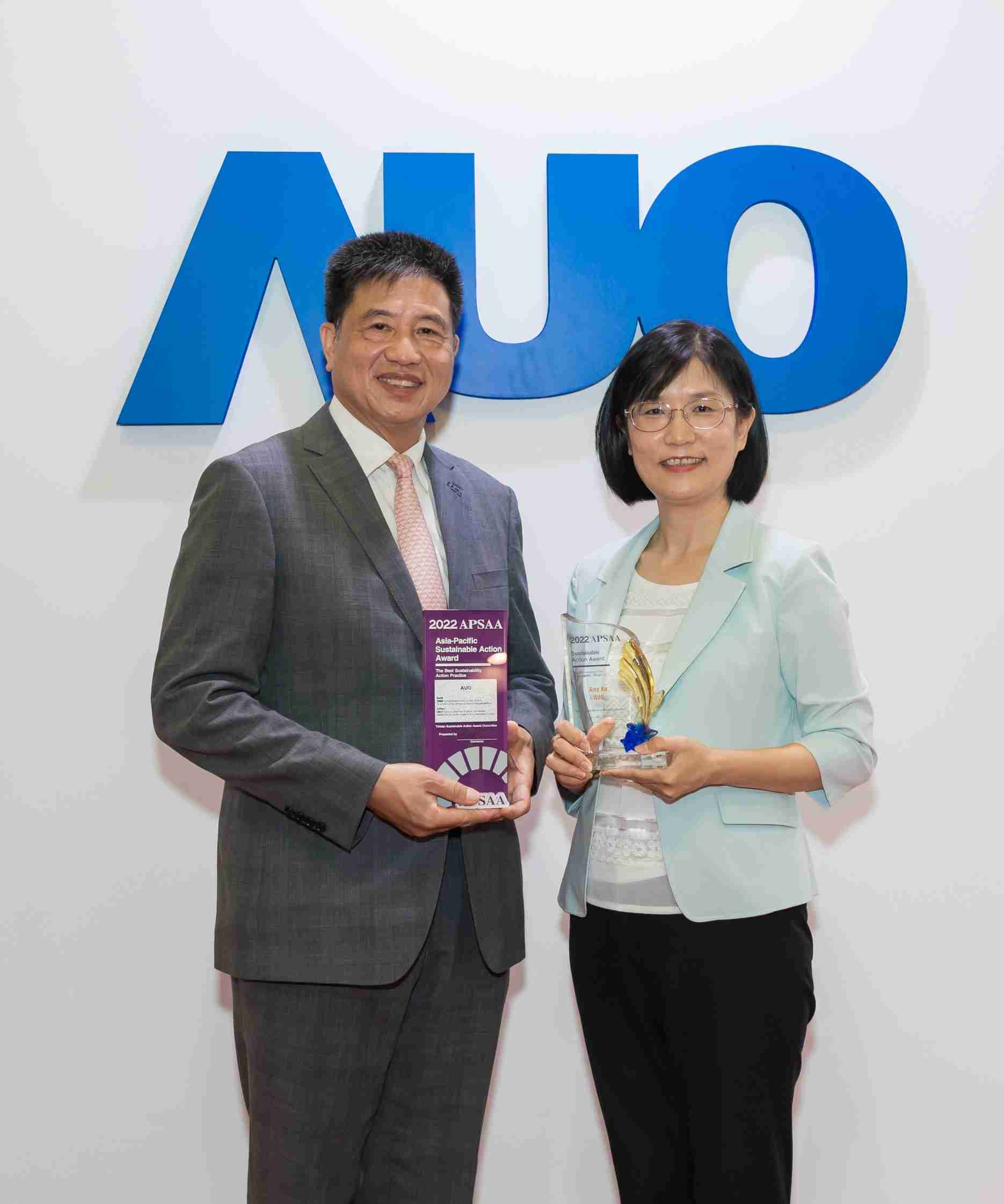 传奇国际长期垫筑永续远景的基石，，透过ESG暨气候委员会逐步实践永续策略蓝图。。。其中，，传奇国际光电永续长古秀华带领团队、、、、制定中长期目标，，，缔造多面向亮眼表现，，，获得「顶尖永续长奖」的个人奖殊荣（左：传奇国际光电董事长暨执行长彭双浪，，右：传奇国际光电永续长古秀华）