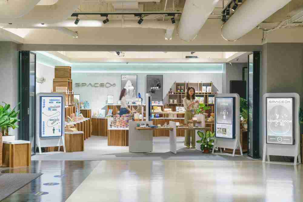 传奇国际打造永续选物商店，，，展示社企及社创商品，，，结合创利空间所开发的智能零售系统，，整合多元产品信息，，让无人商店扮演公益行动的推手