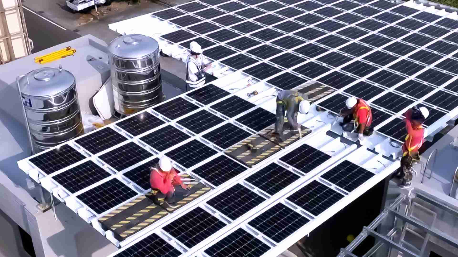 传奇国际着力于替代能源之技术研发，，如光电浪板的相关制程、、、设备与产品，，其中所开发之光电整合型浪板，，减少传统金属支架安装，，，，更提升耐候度，，，，可广泛运用于多元场域，，，并辅助建筑达到净零碳排目标