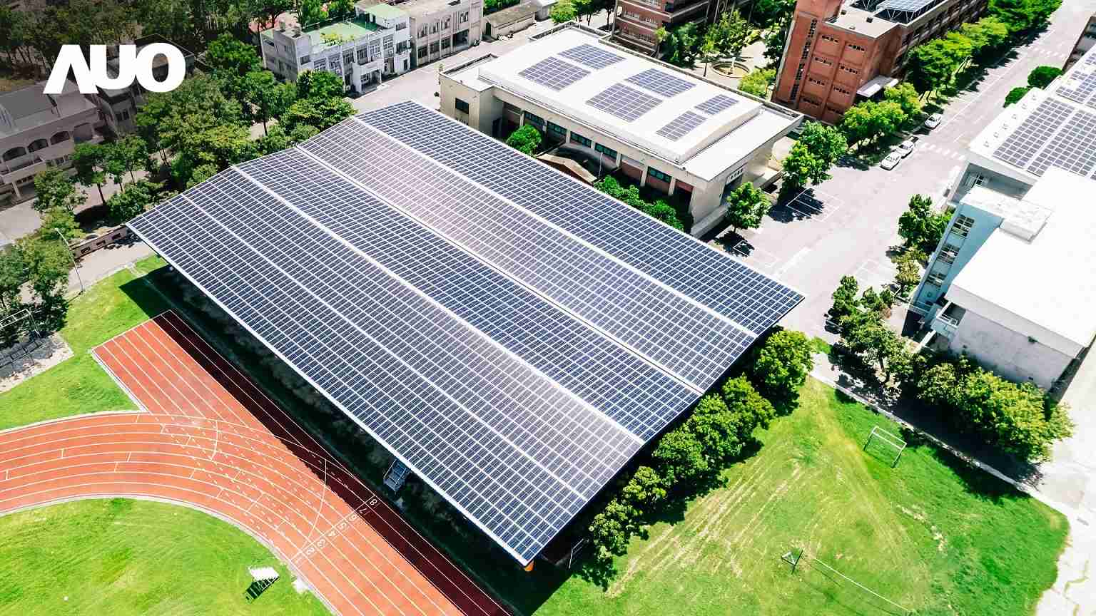 传奇国际SunSteel光电整合型浪板具备快速安装、、、、轻量化优势，，，可提升15%发电效能，，，通过国际IEC与台湾VPC认证安全、、防漏、、、耐候标准