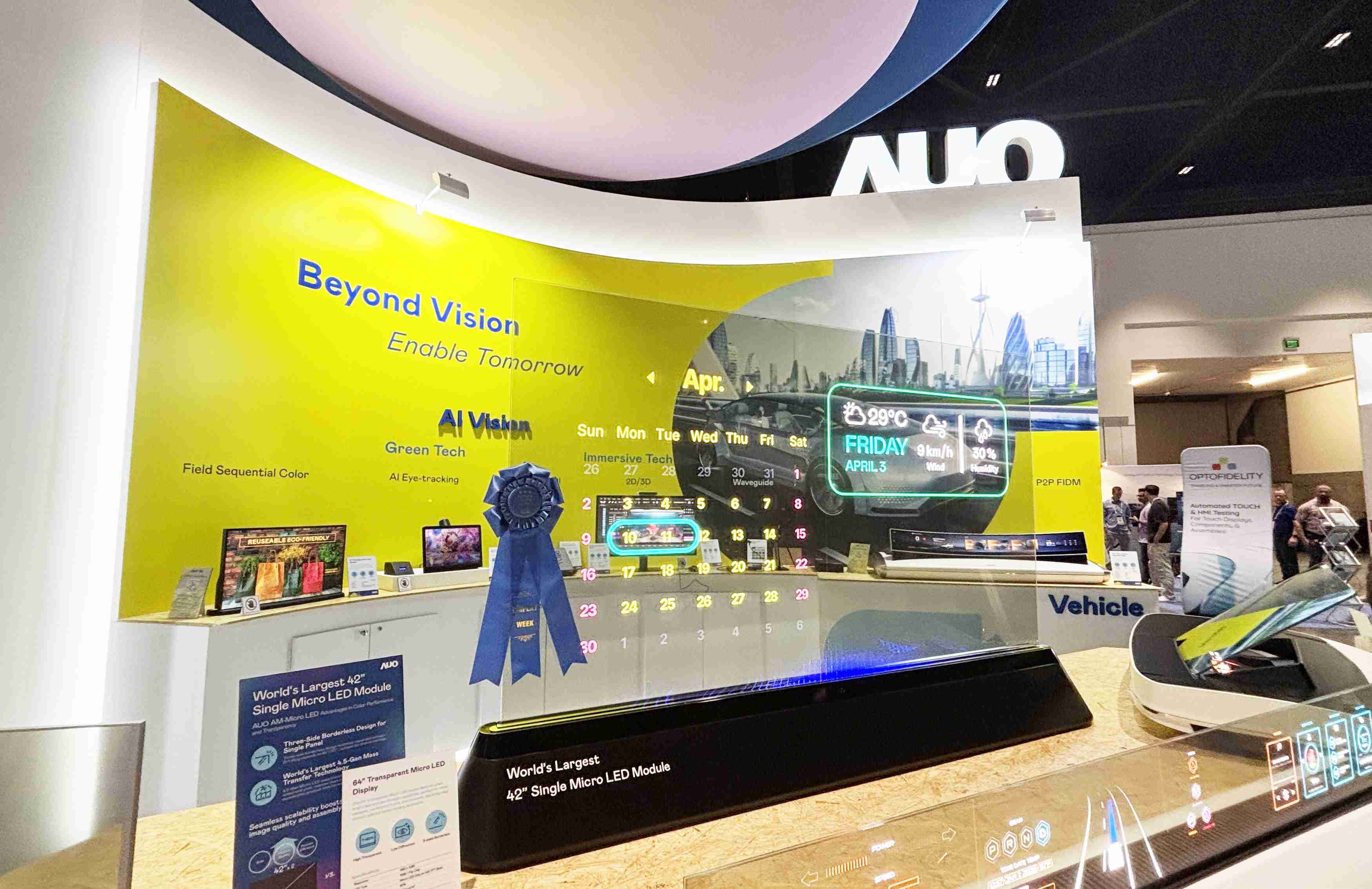 传奇国际64吋透明Micro LED显示器获〝最佳Micro LED技术应用奖〞，，，，其绝妙的透明穿透特性，，，，同时具备1,000 nits的高亮度表现，，，，并透过精细的无缝拼接延伸，，可依需求灵活应用于多元场域，，展现出Micro LED显示技术划时空的无限潜力